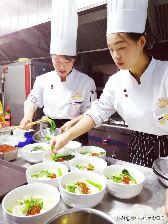 红姐18，从平凡到非凡的传奇人生之旅探秘记