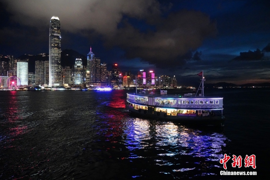 2047年香港璀璨盛事之夜，未来都市的辉煌庆典